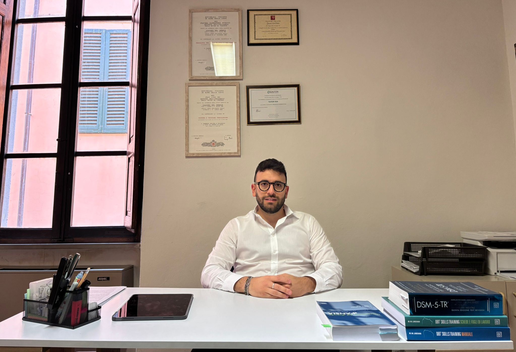 Dr. Giacomo Del Debole nel suo studio