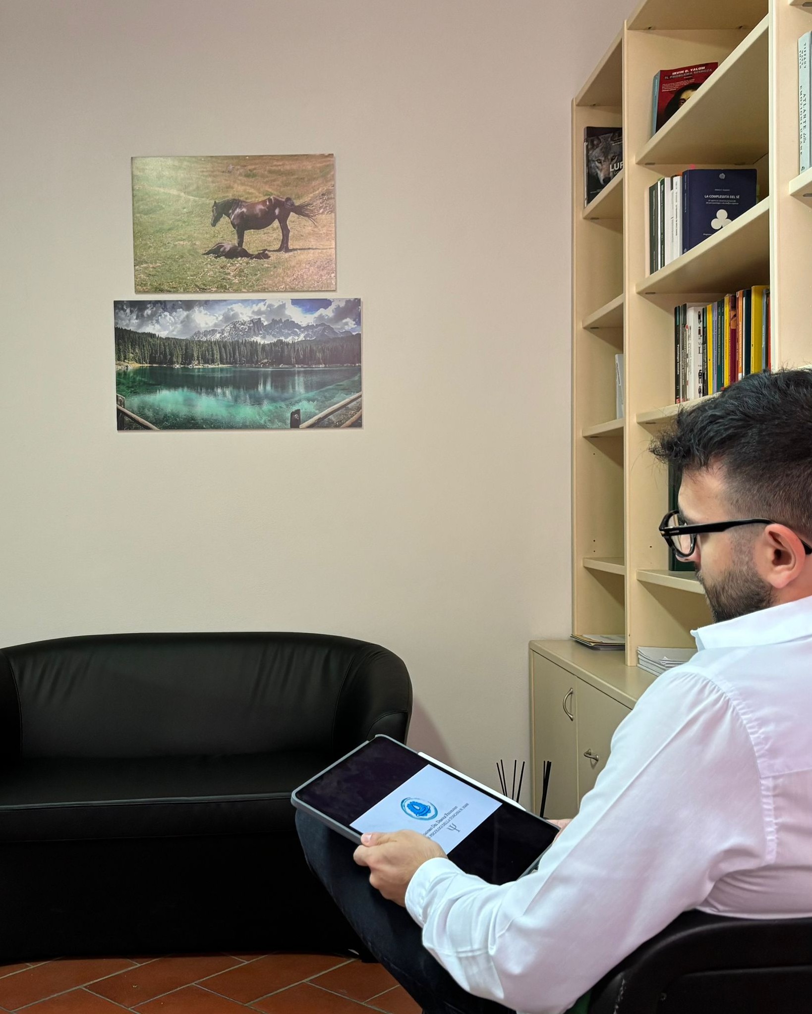 Dr. Giacomo Del Debole nel suo studio